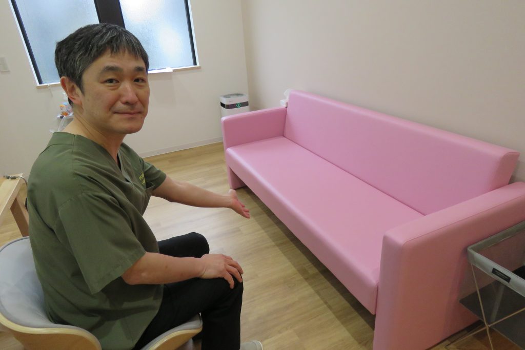 『いしかりこどもクリニック』は地域小児医療の拠点としての役割を果たします。カラフルなソファが置かれた診察室では、院長の田村卓也医師がやさしく迎えてくれます。