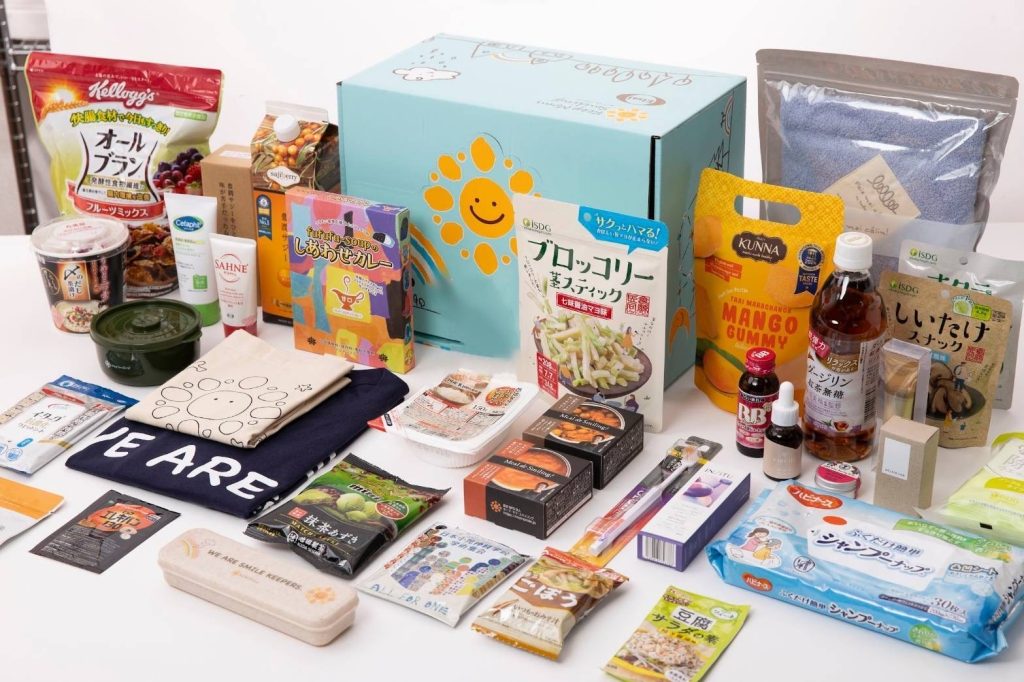 「付き添い生活応援パック」は、長期付き添い生活に欠かせない常温保存可能な食品、生活・衛生用品が箱いっぱいに詰め込まれています