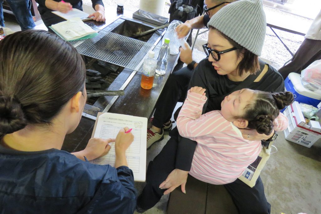 スタッフと一緒に備蓄品をチェック