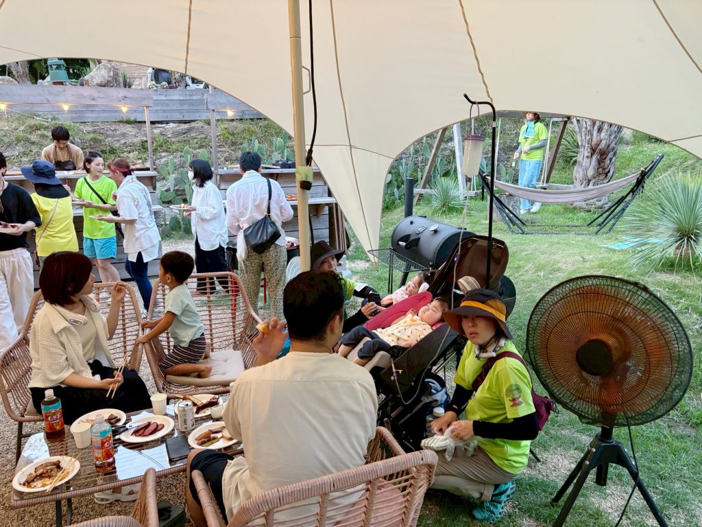 グランピング施設に集まる家族とスタッフ