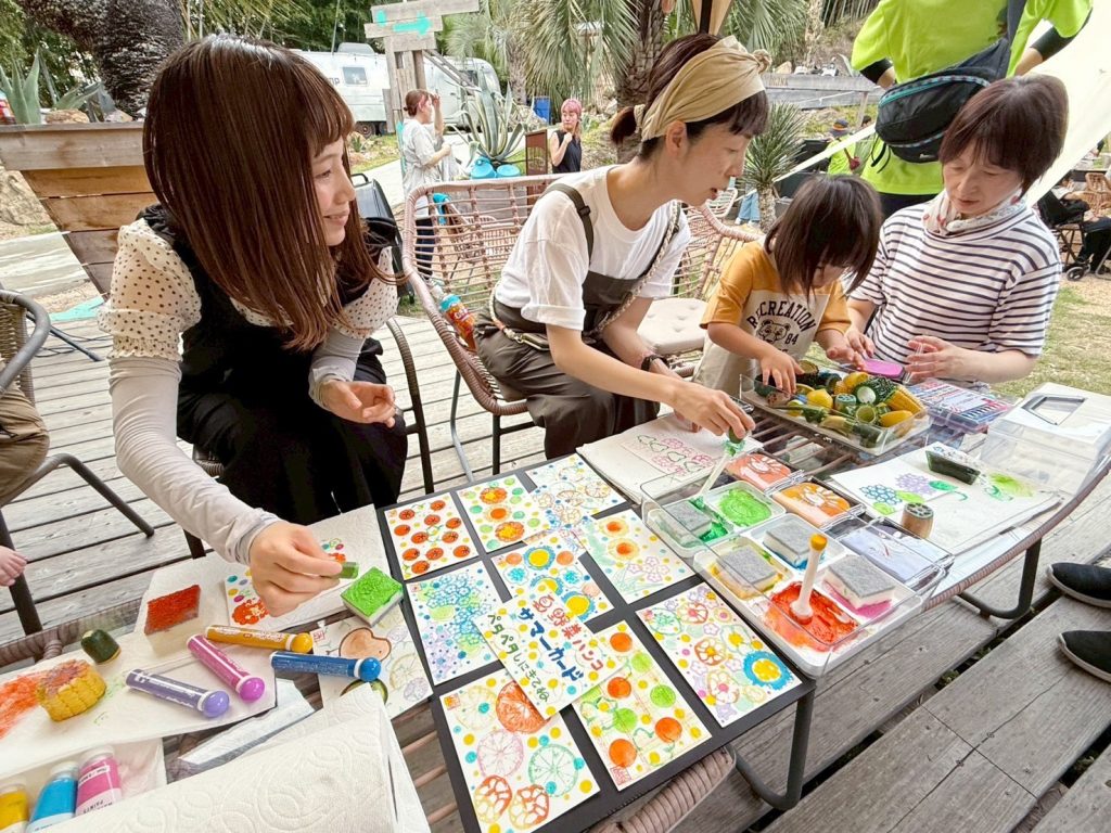 キャンプで楽しむ家族